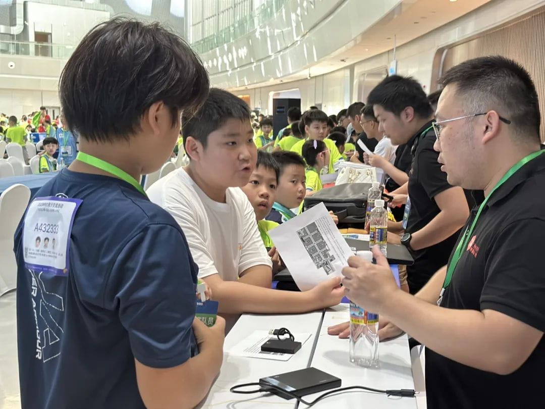 一路向前，闪耀赛场——诺达机器人校队绽放光芒 - 2023 WRO