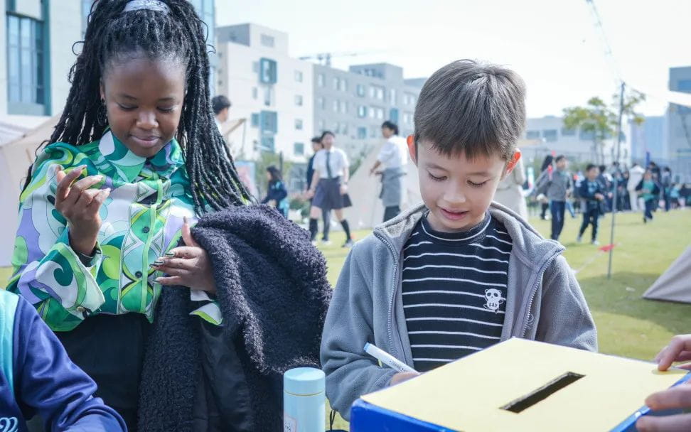 爱与善意，NACIS在行动 - We are one