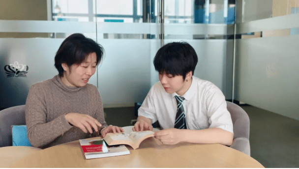 他用一部以自己为主角的电影,录了奥斯卡最大赢家导演的母校 - OFFER FROM EMERSON