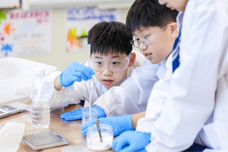 Home - 03 - Feature Cards Pattern-EN