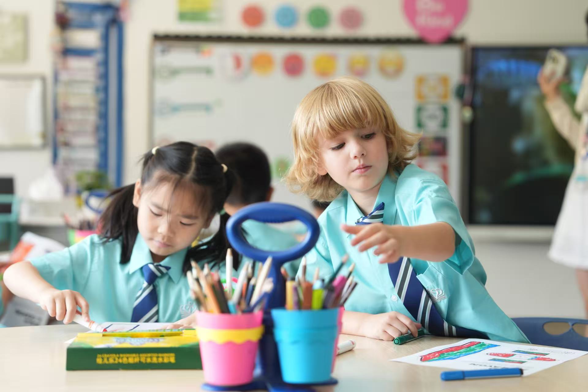 Home - 03 - Feature Cards Pattern-EN