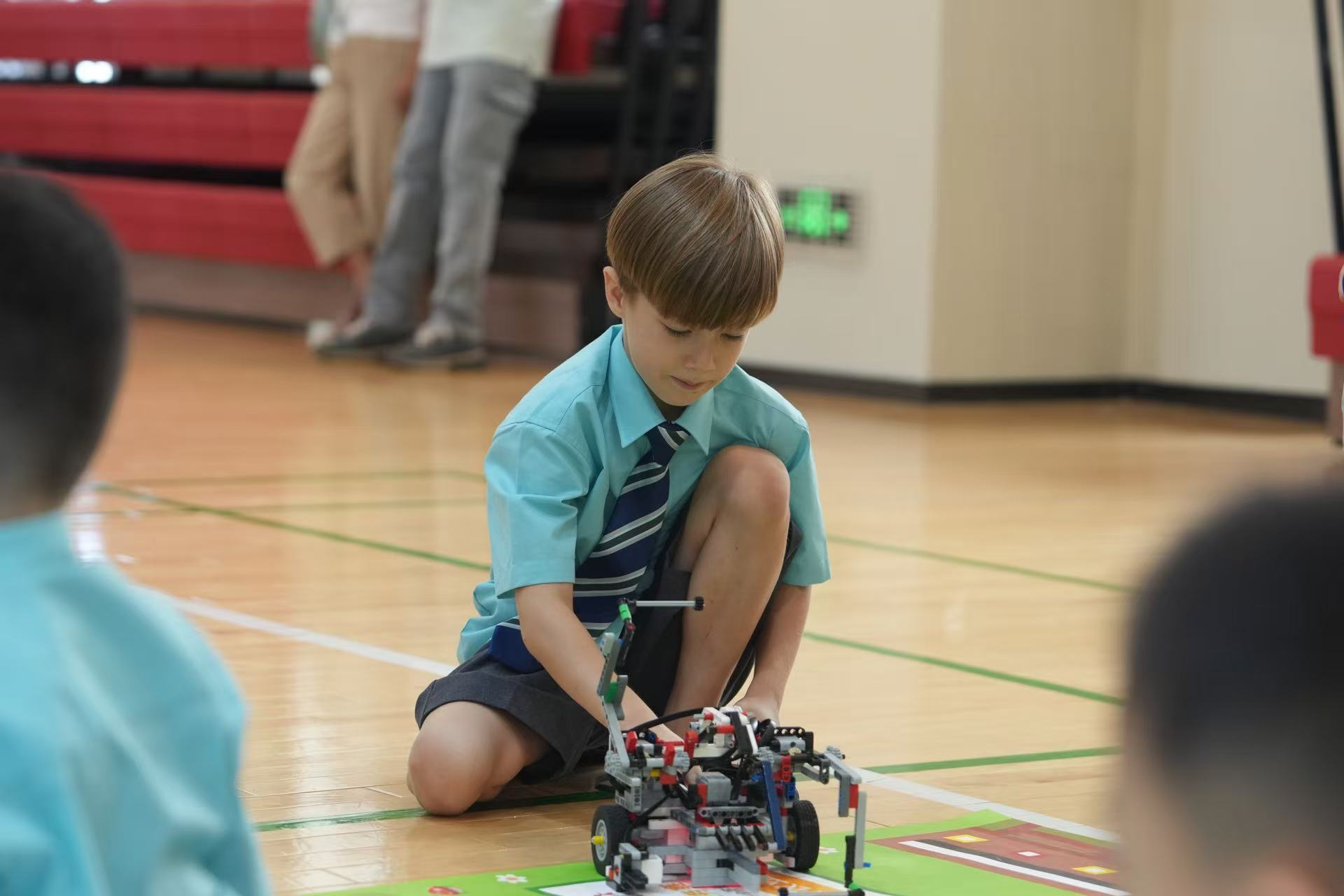 Home - 06 - Feature Cards Pattern-EN